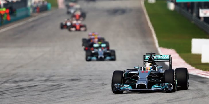 Lewis Hamilton führt vor Mercedes-Kollege Nico Rosberg.