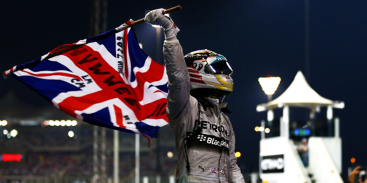 Jubel mit Union Jack: Weltmeister Lewis Hamilton. 