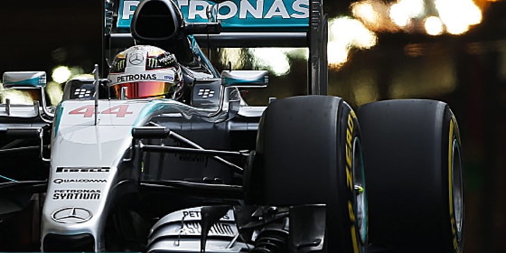 Hat die halbe Miete in Monaco schon sicher: Lewis Hamilton startet von der Pole Position.