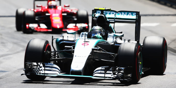 Dritter Sieg in Monaco in Serie: Mercedes-Pilot Nico Rosberg. Hinten Sebastian Vettel. 