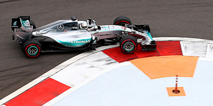 Die Kurve gekriegt: Lewis Hamilton gewinnt in Sotschi.
