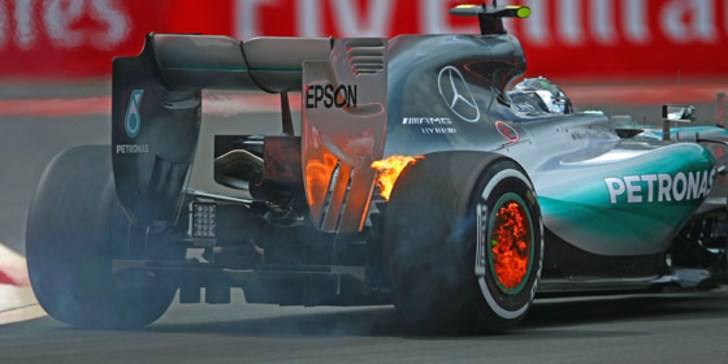 Hinter Vettel im Duell um Platz zwei in der Fahrerwertung und mit brennenden Reifen: Nico Rosberg.