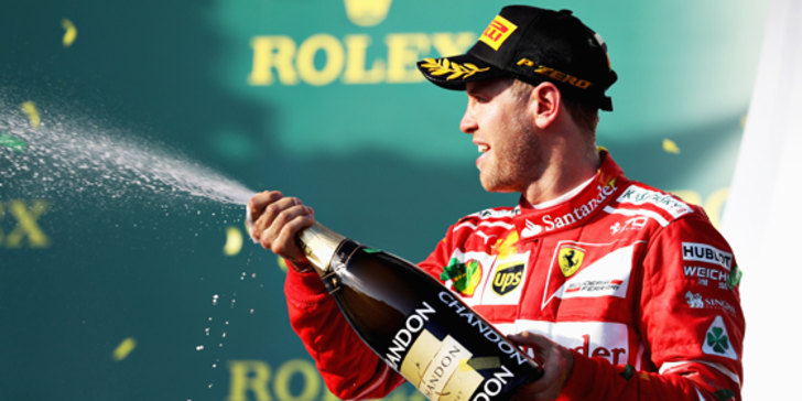 Überschäumende Freude: Ferrari-Pilot Sebastian Vettel bei der Champagnerdusche. 