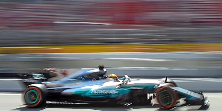 Lewis Hamilton raste im Qualifying zum Großen Preis von Europa in Barcelona auf die Pole Position.