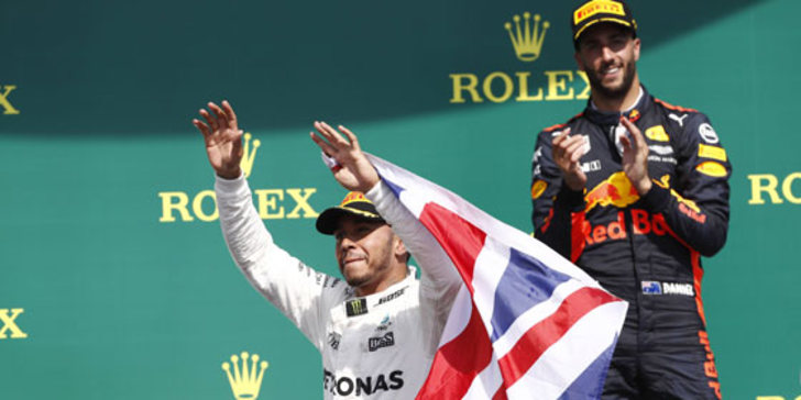 Strahlender Sieger: Lewis Hamilton, im Hintergrund der drittplatzierte Daniel Ricciardo.