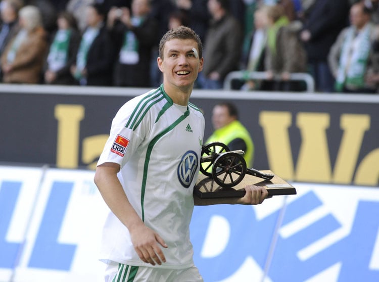 Edin Dzeko schoss gemeinsam mit Grafite den VfL Wolfsburg in der Saison 2008/09 zur Meisterschaft. Er selbst r&#228;umte mit 26 Toren die kicker-Torj&#228;gerkanone ab. In seinen ersten 100 Spielen f&#252;r die W&#246;lfe waren es erstaunliche 61 Treffer.