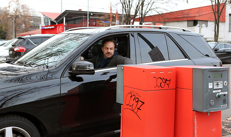 Mit gro&#223;en Ambitionen gestartet und krachend gescheitert: Alexander Zorniger. 44,3 Prozent sehen den ehemaligen VfB-Coach als den Verlierer der Hinrunde. Lucien Favre (20,1), Markus Gisdol (16,0) und Armin Veh (10,7) wurden ebenfalls genannt.