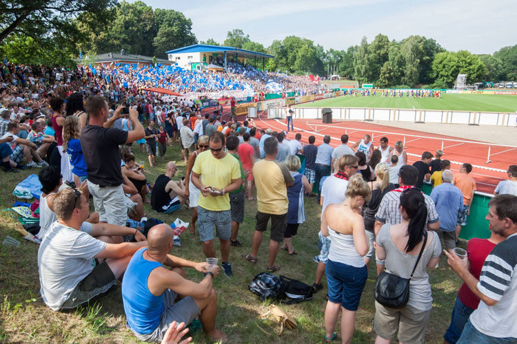 Diese Bilder gibt es nur im Pokal. Im Neustrelitzer Parkstadion machten es sich die Zuschauer auf der Naturtrib&#252;ne gem&#252;tlich, um die Partie gegen Freiburg anzuschauen.