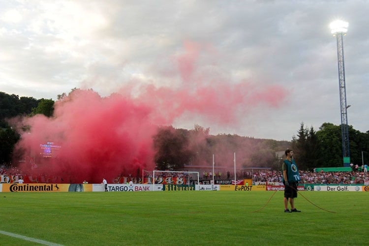 Einige Fans k&#246;nnen es auch in der neuen Saison nicht lassen. Im Moselstadion stieg Rauch auf und k&#246;nnte die Vereine teuer zu stehen bekommen.