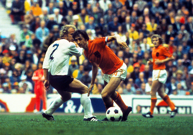 Es kommt zum 42. Spiel gegen die Niederlande, damit ist Oranje auf Platz 2, was die H&#228;ufigkeit der Begegnungen angeht, nur gegen die Schweiz (51) spielte die DFB-Elf h&#228;ufiger.