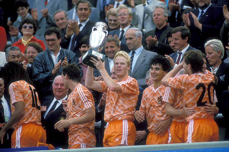 Hollands Bondscoach Ronald Koeman gewann als Spieler den einzigen Titel f&#252;r Oranje: Bei der bisher einzigen Europameisterschaft in Deutschland 1988. Im Halbfinale trafen sie auf den Gastgeber Deutschland und gewannen 2:1 &#8211; Koeman traf zum 1:1 per Foulelfmeter