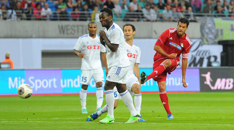 Für das erste Tor war natürlich Ballack verantwortlich, allerdings hatte Essien auch kräftig mitgeholfen und fälschte den Schuss ab.