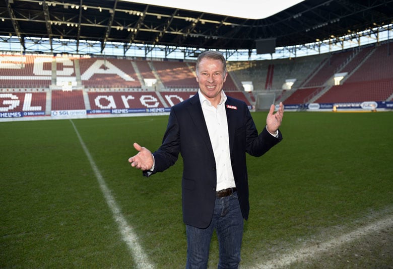 Beim FC Augsburg fiel der Trainingsauftakt auf den Tag der Vorstellung des neuen Managers: Stefan Reuter pr&#228;sentierte sich in der Arena. Sein erster Eindruck: &quot;Ich sehe so viel Potenzial, dass man die Liga halten kann.&quot;