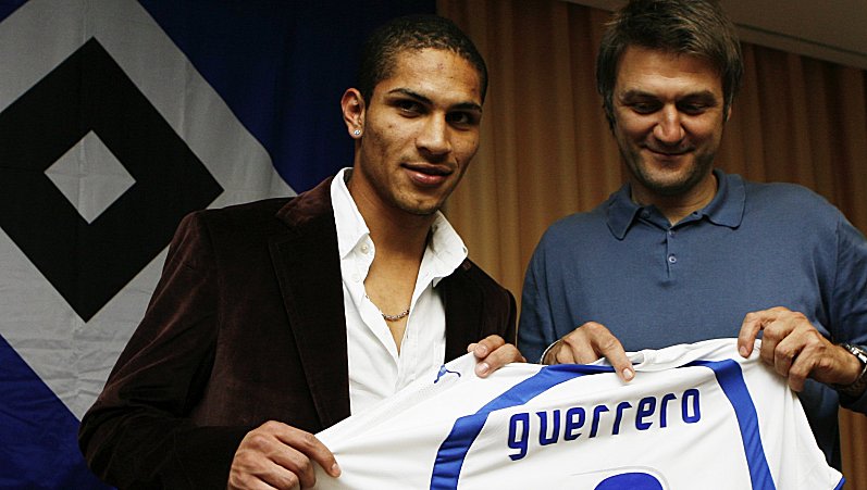 Guerrero gemeinsam mit dem damaligen HSV-Sportdirektor Dietmar Beiersdorfer