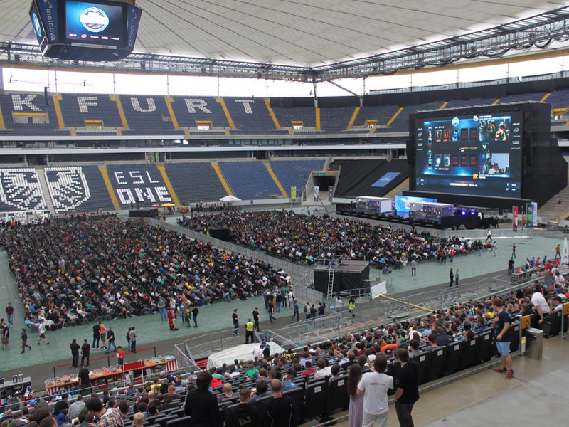 Gigantische Leinwand, Fan-Massen davor: Die ESL One in der Commerzbank-Arena begeistert.