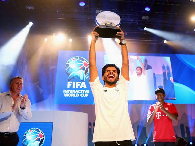 Der neue FIFA Interactive World Cup Champion: Abdulaziz Alshehri streckt die Troph&#228;e in die H&#246;he. 