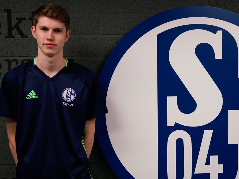 F&#252;r zwei weitere Jahre wird &apos;Tim Latka&apos; das Schalke-Trikot tragen.