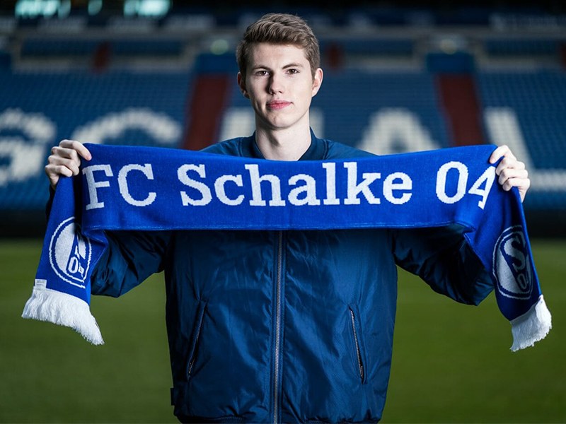 In der Veltins Arena bekommt Schalkes Tim Schwartmann den Pokal &#252;berreicht. 