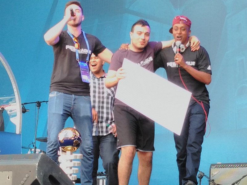 Rachid &apos;usmakabyle&apos; Tebane (Mi.) ist neuer PES-Weltmeister und kann neben dem Pokal ein Preisgeld von 15.000 Euro mit nach Hause nehmen.
