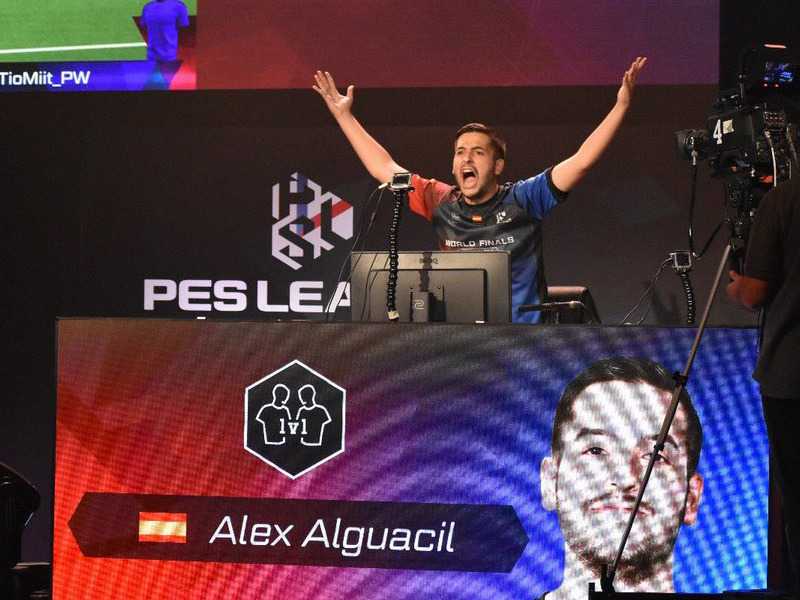 Beim PES League Finale in Barcelona holte Alex Alguacil einen Titel und wurde Vizemeister. 