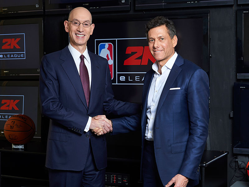Der Start einer gro&#223;en Kooperation: NBA Commissioner Adam Silver (li.) und Strauss Zelnick, Chairman und CEO von Take-Two besiegeln die NBA 2K eLeague. 