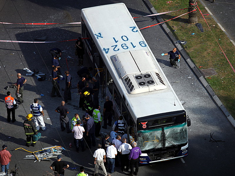 Busungl&#252;ck in Tel Aviv: Die Insassen dieses Busses fielen am Mittwoch einem grausamen Explosionsanschlag zum Opfer.