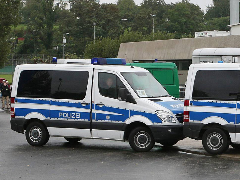 M&#252;ssen auch abseits des Stadions gegen Randalierer vorgehen: Frankfurter Polizeibeamte. 