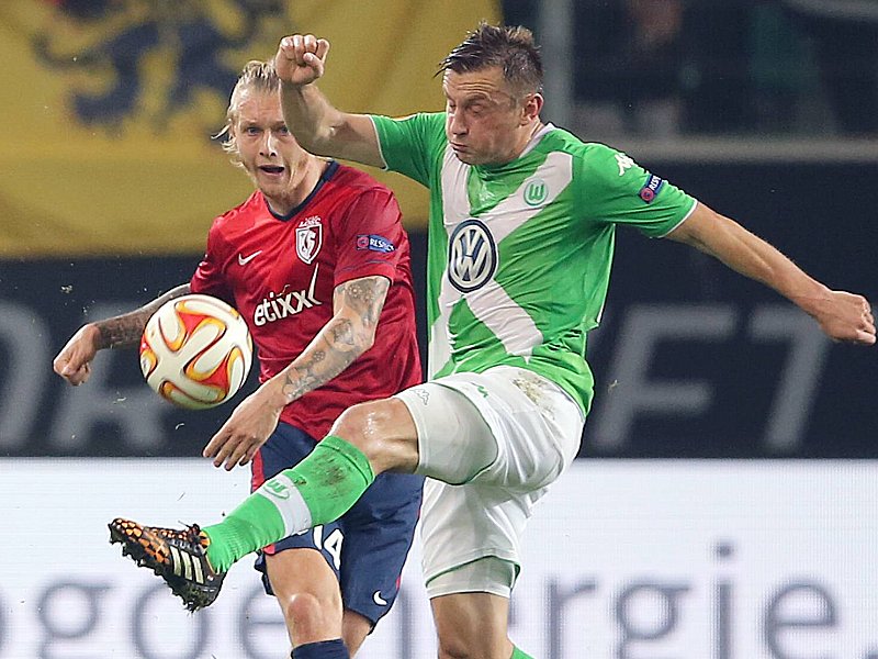 Wer hat die Nase vorne? Lilles Simon Kjaer gegen Wolfsburgs Ivica Olic.