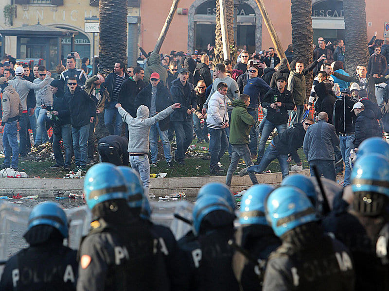Hooligans von Feyenoord Rotterdam liefern sich Scharm&#252;tzel mit der italienischen Polizei.