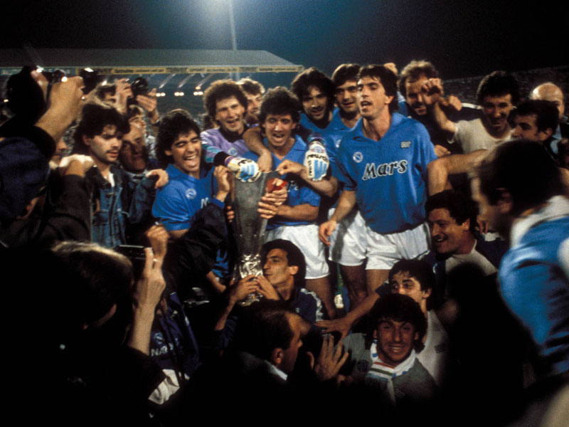 Die Vorbilder: Der SSC Neapel um Diego Maradona feiert den UEFA-Cup-Sieg 1989.