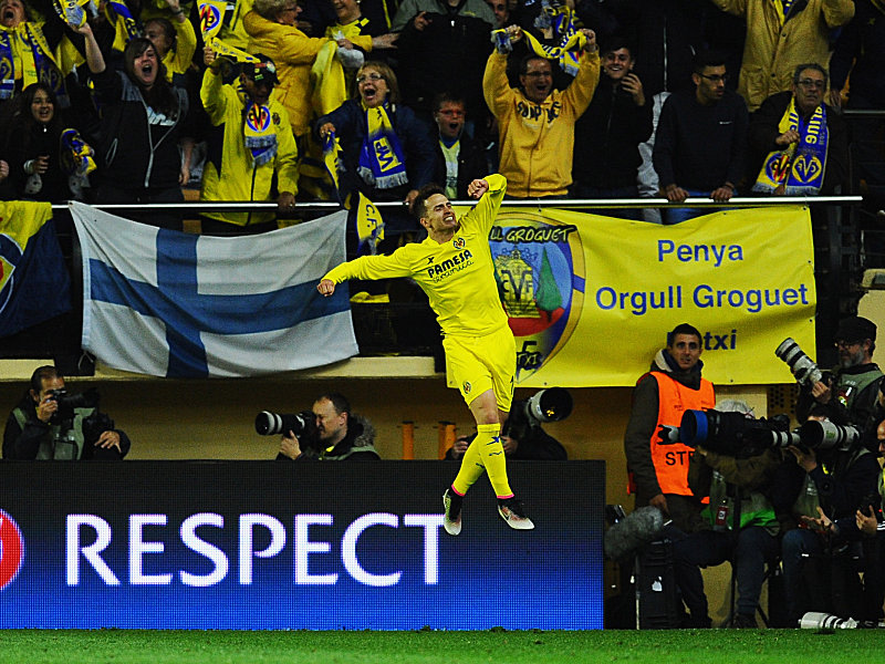 Freudensprung in gelb: Villarreals St&#252;rmer Adrian Lopez bejubelt den Siegtreffer.
