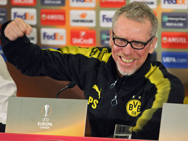 Nimmt die Lage beim BVB mit Humor: Dortmunds Trainer Peter St&#246;ger vor dem Spiel in Salzburg.