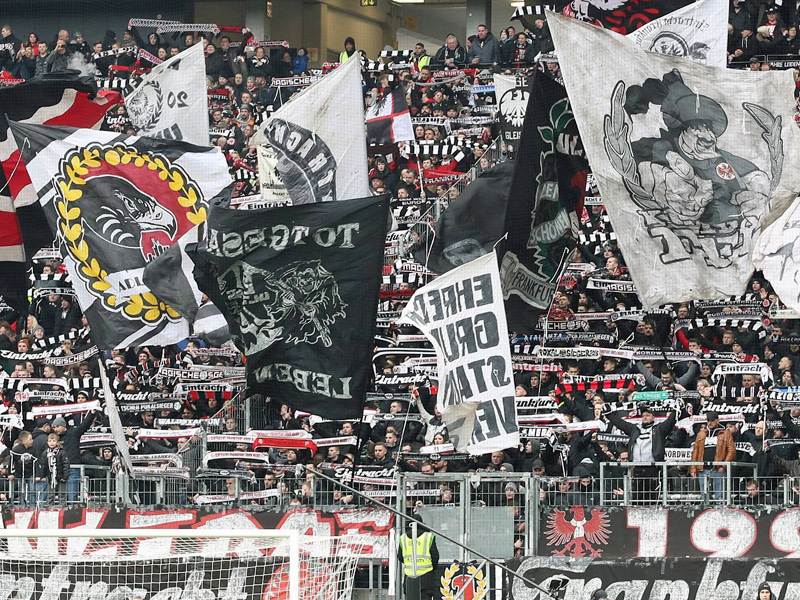 Einige der Frankfurter Fans - hier gegen N&#252;rnberg - sind in Mailand weit &#252;ber das Ziel hinausgeschossen.