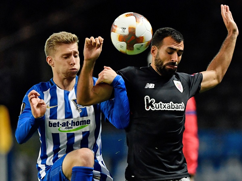 Kampf um den Ball: Berlins Weiser (li.) gegen Bilbaos Balenziaga.