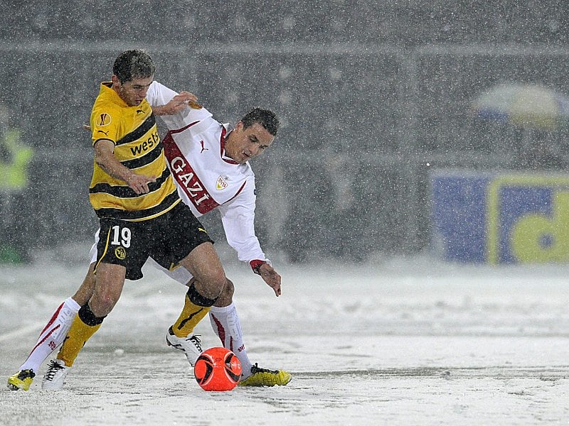 Gut getarnt: Philipp Degen und der VfB traten in wei&#223;en Outfits an und passten sich damit dem Berner Schneetreiben an.