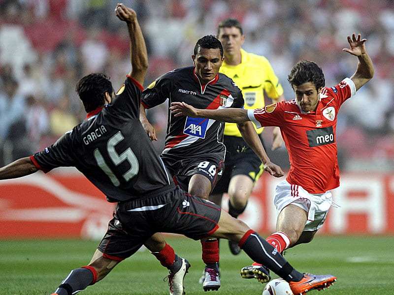Schwerer Stand: Benficas Pablo Aimar (re.) umkurvt Bragas Garcia.
