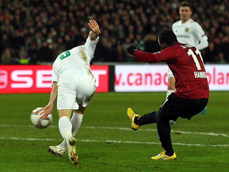 Didier Ya Konan (re.) erzielt, vorbei an Oleg Krasnoperov, das 2:0 f&#252;r Hannover. 