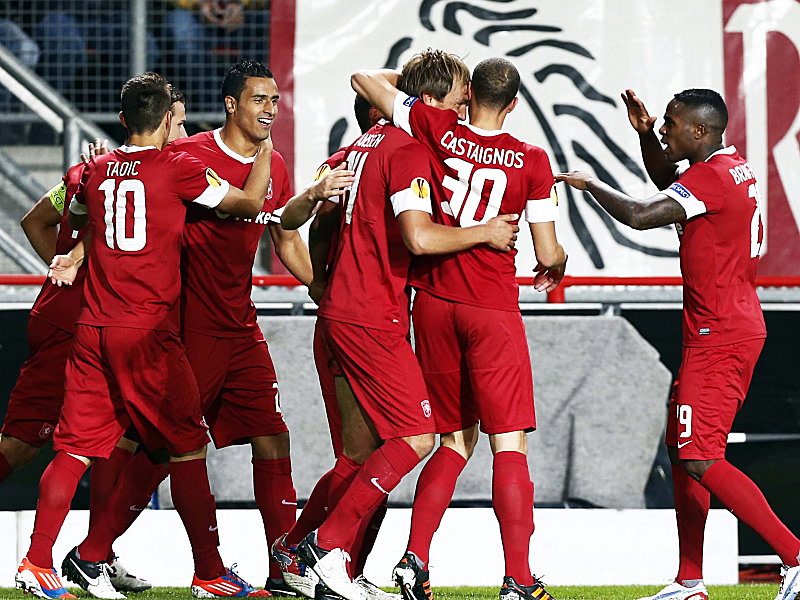 Gruppenjubel: Twente-Spieler freuen sich &#252;ber das 1:0. 