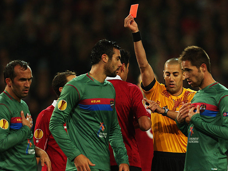 Bitter f&#252;r Hannover: Karim Haggui sieht von Referee Liran Liany fr&#252;h die Rote Karte.