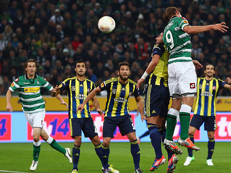 Lufthoheit: Luuk de Jong (Nr. 9) setzt sich gegen Mehmet Topal durch und trifft zum 1:0 f&#252;r die Borussia.