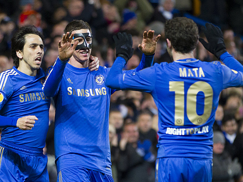 Jubel mit dem Maskenmann: Fernando Torres und Juan Mata.