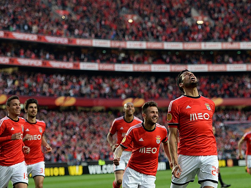 Benficas Garay (vorne) ist von seinen Kollegen nach dem Treffer nicht mehr aufzuhalten.