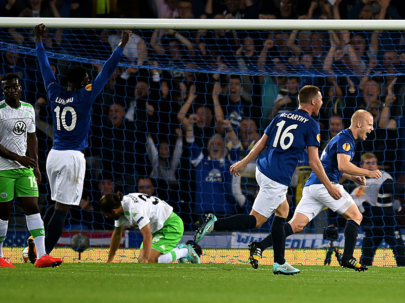 Dreht nach dem 1:0 f&#252;r Everton jubelnd ab: Steven Naismith (re.).