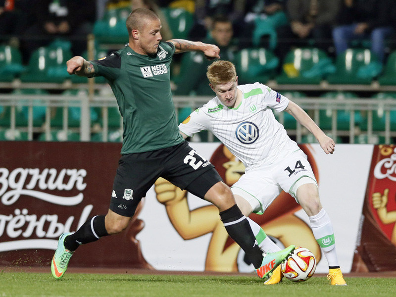 Wolfsburgs Matchwinner Kevin de Bruyne im Duell mit Ragnar Sigurdsson.