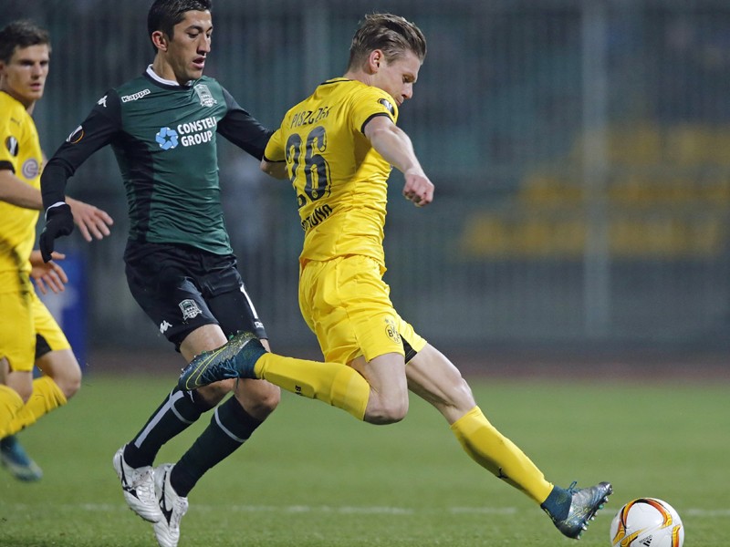 Dortmunds Lukasz Piszczek (re.) gegen Krasnodars Odil Akhmedov.