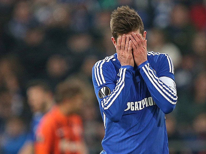 Kann es nicht fassen: Schalkes Kapit&#228;n Klaas-Jan Huntelaar &#228;rgert sich &#252;ber die Niederlage.
