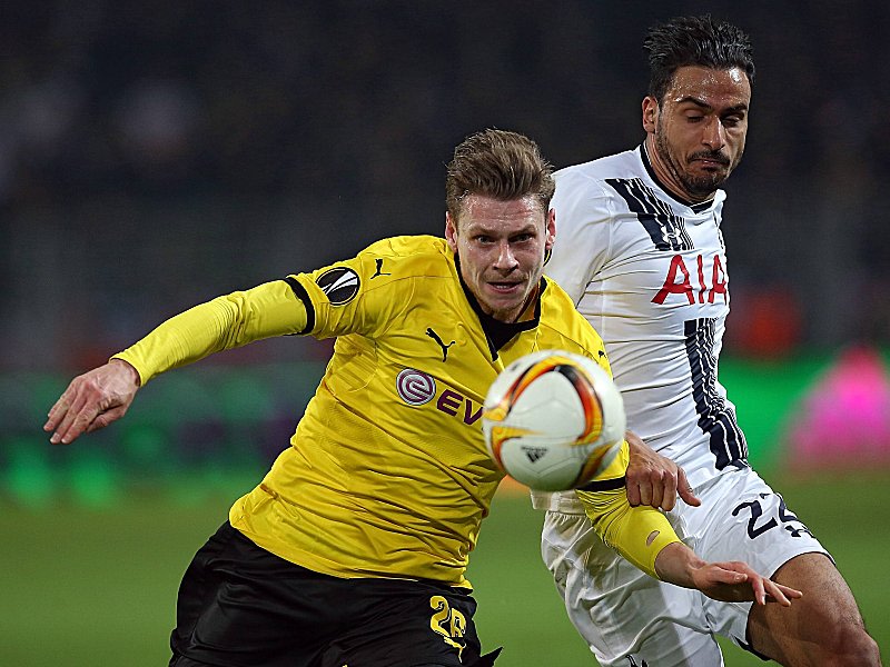 Dortmunds Lukas Piszczek (l.) im Zweikampf mit Tottenham-St&#252;rmer Nacer Chadli.