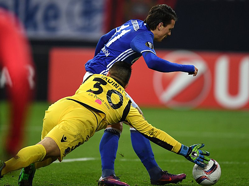 Das 1:0 f&#252;r Schalke: Torh&#252;ter Yoan Cardinale (l.) kann den Treffer von Yevhen Konoplyanka nicht verhindern. 