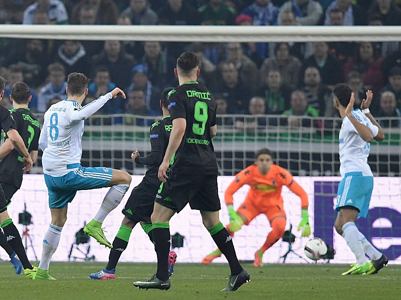 Kurioser Treffer: Leon Goretzka schie&#223;t zum 1:2 aus Schalker Sicht ein. 