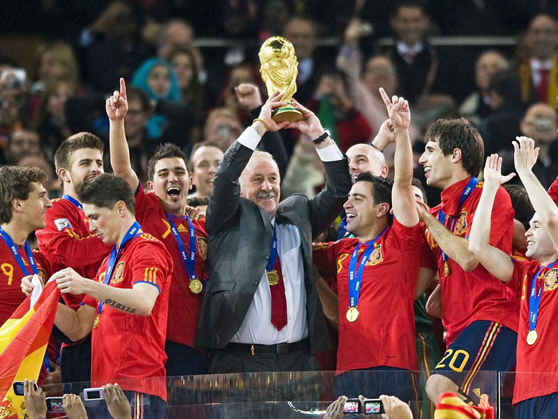 6,175 Kilogramm schwer, 36,8 Zentimeter hoch: Im Jahr 2010 holte Spanien den WM-Pokal in die Heimat.